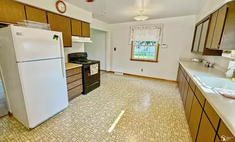Kitchen - 11595 Grafton, Carleton, MI 48117 photo 3 of 4