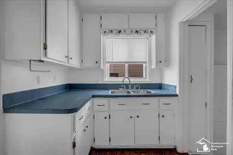 Kitchen - 17420 Valade, Riverview, MI 48193 photo 3 of 4