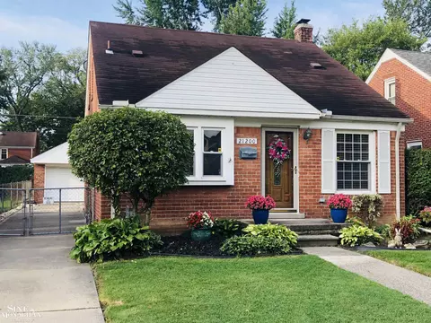 21200 Country Clb, Harper Woods, MI 48225