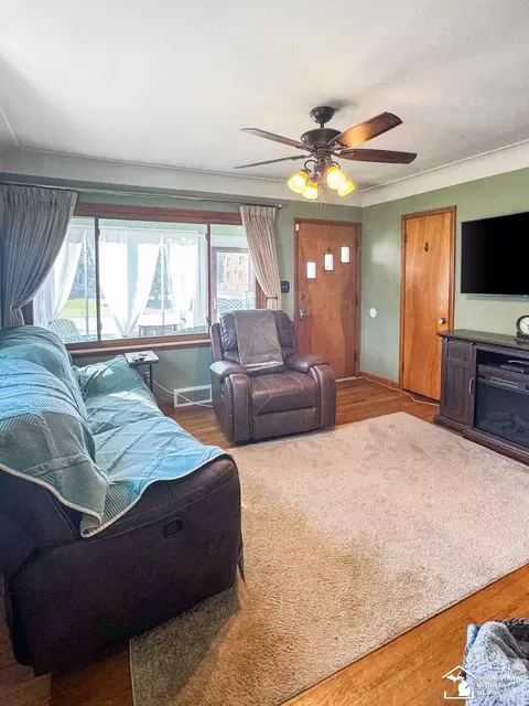 Living - 805 Patterson, Monroe, MI 48161 photo 1 of 2
