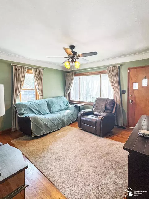 Living - 805 Patterson, Monroe, MI 48161 photo 2 of 2