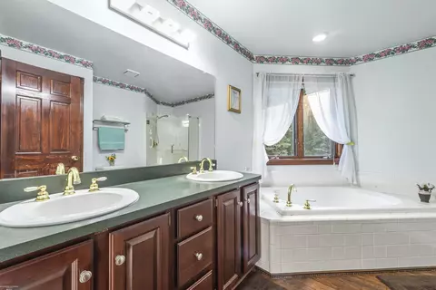 Bath - 2148 Hidden, Leonard, MI 48367 photo 3 of 5