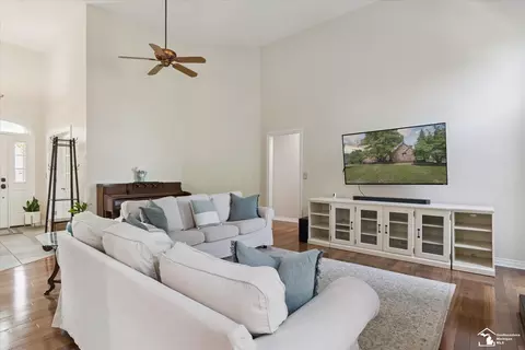 Living - 385 Golfview, Monroe, MI 48162 photo 1 of 2