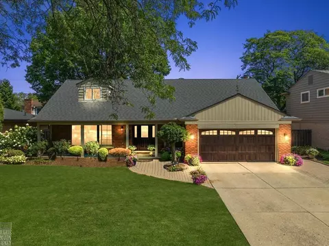 968 Moorland, Grosse Pointe Woods, MI 48236