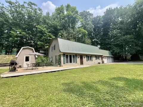 824 Maplewood, Kingsford, MI 49802