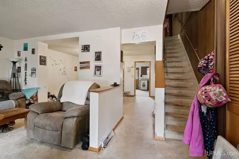 Entry Way - 635 N Fifth, Ishpeming, MI 49849 photo 2 of 3