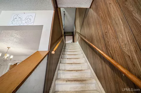 Entry Way - 635 N Fifth, Ishpeming, MI 49849 photo 3 of 3