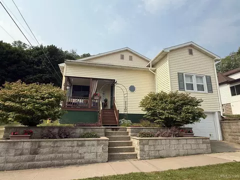 409 W Onota, Munising, MI 49862