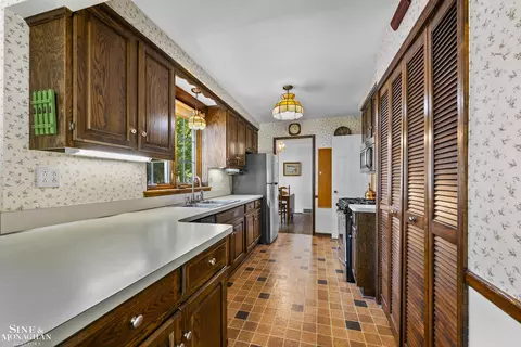 1022 Hampton, Grosse Pointe Woods, MI 48236 photo 12