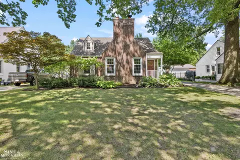 1022 Hampton, Grosse Pointe Woods, MI 48236