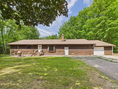 7477 N Carmody, Munising, MI 49862