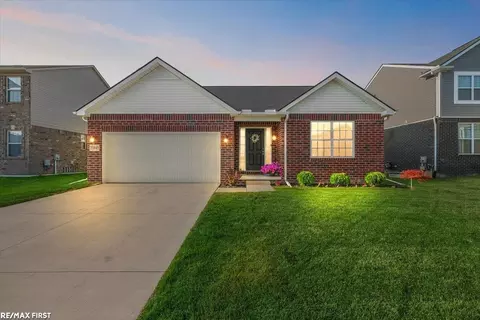 23845 Shadow Woods #84, Macomb, MI 48042