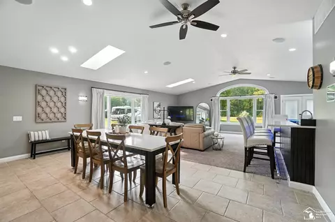 Dining - 2293 Steiner, Monroe, MI 48162 photo 3 of 6
