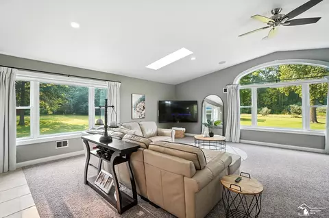 Living - 2293 Steiner, Monroe, MI 48162 photo 2 of 3