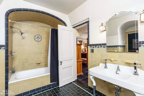 Bath - 273 Ridge, Grosse Pointe Farms, MI 48236 photo 3 of 4