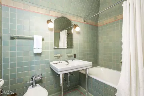 Bath - 273 Ridge, Grosse Pointe Farms, MI 48236 photo 2 of 4