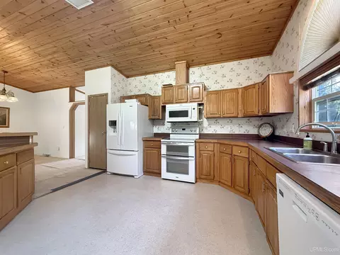 Kitchen - 3465 K, Escanaba, MI 49807 photo 3 of 5