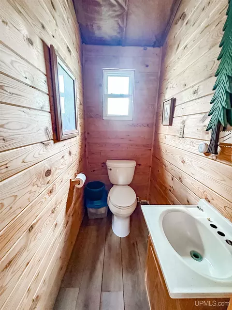 Bath - 1094 Rm, Rock, MI 49880 photo 1 of 2