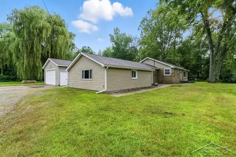 Exterior - 2910 E Baker, Midland, MI 48642 photo 4 of 7