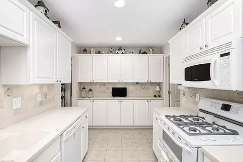 Kitchen - 49837 Hidden Vly, Macomb, MI 48044 photo 5 of 8