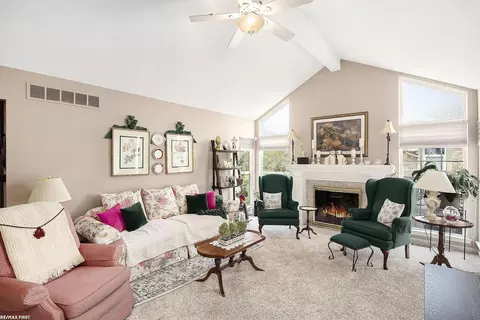 Living - 49837 Hidden Vly, Macomb, MI 48044 photo 2 of 5