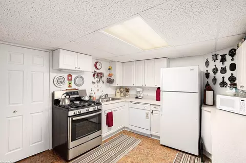 Kitchen - 49837 Hidden Vly, Macomb, MI 48044 photo 7 of 8