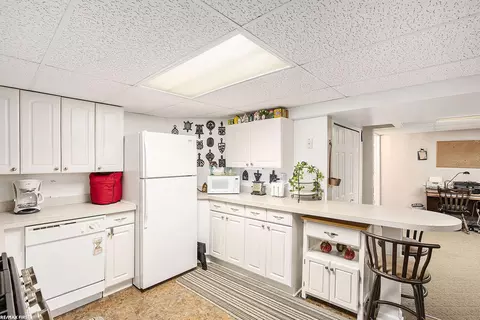 Kitchen - 49837 Hidden Vly, Macomb, MI 48044 photo 8 of 8