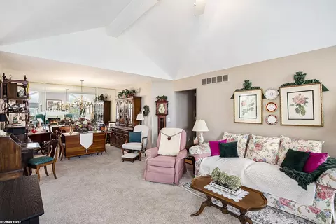 Living - 49837 Hidden Vly, Macomb, MI 48044 photo 4 of 5