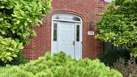 Entry Way - 788 Windsor, Monroe, MI 48161 photo 1 of 8