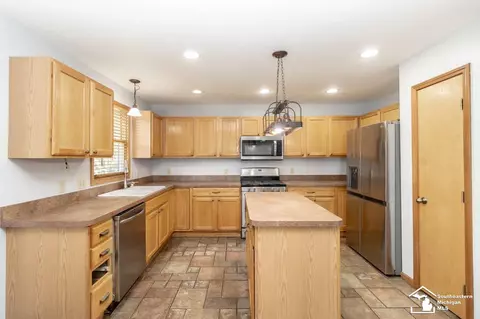 1099 Eagle, Temperance, MI 48182 photo 12