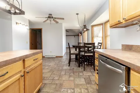 1099 Eagle, Temperance, MI 48182 photo 17