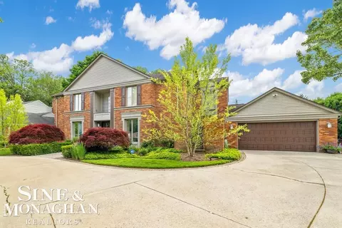 41 Woodland Shr, Grosse Pointe, MI 48236