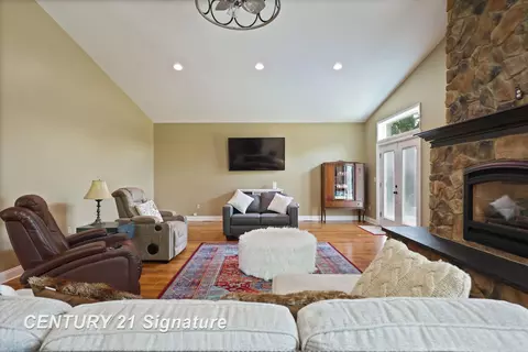 Living - 4098 Crosby, Flint, MI 48506 photo 1 of 2