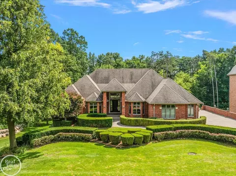 5034 Deer Creek Cir N, Washington Township, MI 48094
