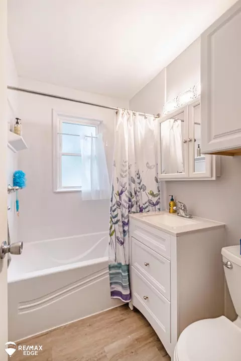 Bath - 708 W Second, Davison, MI 48423 photo 1 of 1