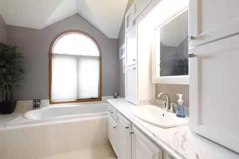 Bath - 21210 Fairfield, Macomb, MI 48044 photo 3 of 7