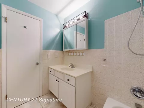 Bath - 8547 Tim Tam, Flushing, MI 48433 photo 2 of 5