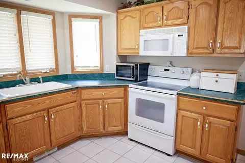Kitchen - 54089 Samara Dr, Macomb, MI 48042 photo 4 of 7