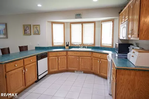 Kitchen - 54089 Samara Dr, Macomb, MI 48042 photo 2 of 7