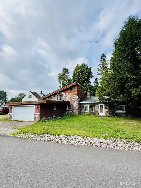 17 Deer Lk, Ishpeming, MI 49849
