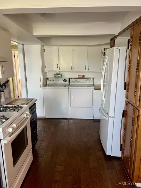 Kitchen - 616 E First, Caspian, MI 49915 photo 2 of 5