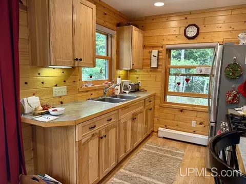 Kitchen - e16916 Nevins Lake Drive, Shingleton, MI 49884 photo 2 of 4