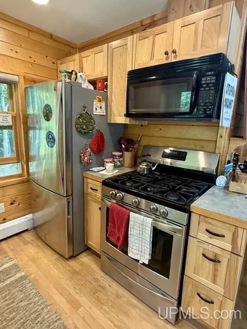Kitchen - e16916 Nevins Lake Drive, Shingleton, MI 49884 photo 3 of 4