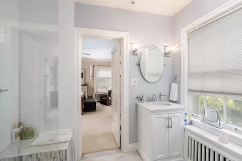 Bath - 803 Lakepointe, Grosse Pointe Park, MI 48230 photo 4 of 6