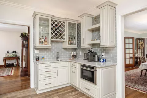 Kitchen - 803 Lakepointe, Grosse Pointe Park, MI 48230 photo 5 of 5