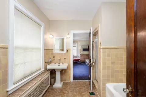 Bath - 803 Lakepointe, Grosse Pointe Park, MI 48230 photo 2 of 6