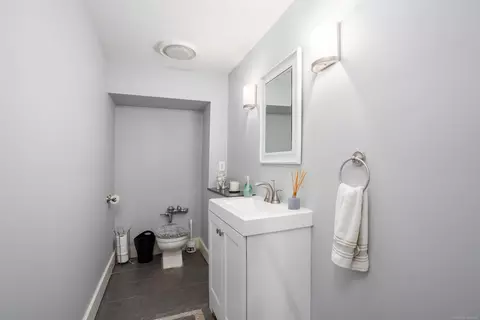 Bath - 803 Lakepointe, Grosse Pointe Park, MI 48230 photo 6 of 6