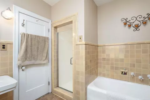 Bath - 803 Lakepointe, Grosse Pointe Park, MI 48230 photo 3 of 6