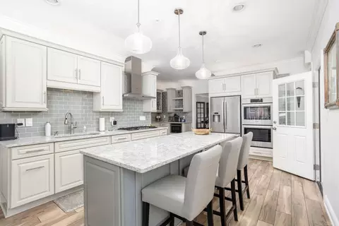 Kitchen - 803 Lakepointe, Grosse Pointe Park, MI 48230 photo 4 of 5