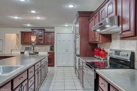 Kitchen - 2364 Meadowdown, Owosso, MI 48867 photo 4 of 5
